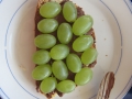 Nuss-Nougat-Creme und Weintrauben