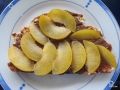 Nuss-Nougat-Creme und Pflaumen