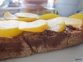 Nuss-Nougat-Creme und Pflaumen